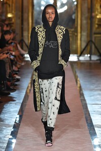 giambattistavalli-x-hm-event-runway-nowfashion-1080-1571952411.thumb.jpg.0777ad9cf6554ba91e5957b8c61815b5.jpg