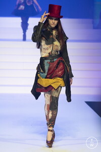 jean-paul-gaultier-css20-0010-2b5b8d.thumb.jpg.89eed8811cbb26a59027ef60f9358761.jpg