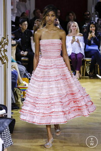 john-galliano-ss18-0010-f120a0.thumb.jpg.6d7d8f550bc02afbff5d23c8f6941cf3.jpg