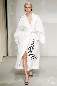krizia-ss18-0027-124c6e.thumb.jpg.84f11c4e34be893d56f06c623ac3975e.jpg