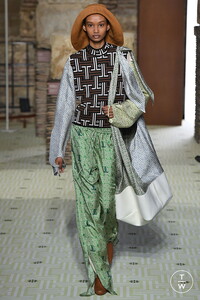 lanvin-aw19-0048-29dbe1.thumb.jpg.2ad1225ca8149215469a5e64b43661ab.jpg