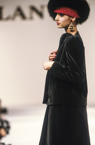 lanvin-fw-1984-2.thumb.jpg.98642f4d0e5fef1bd85940b5c2d61e16.jpg