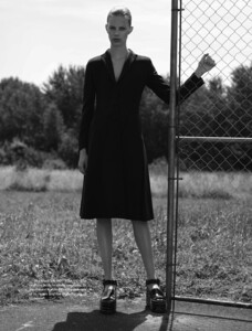 lexi-boling-by-karim-sadli-for-the-gentlewoman-magazine-10-fall-winter-2014-2015-4.thumb.jpg.fb641cedf0274b6385f48e99580dc511.jpg