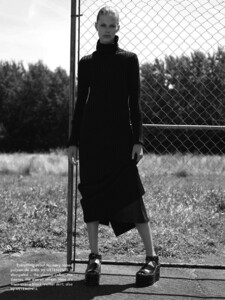 lexi-boling-by-karim-sadli-for-the-gentlewoman-magazine-10-fall-winter-2014-2015-6.thumb.jpg.eb82096cb14371ee3d5af154180a3085.jpg