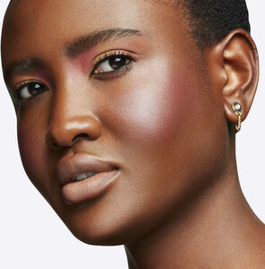 mac-cosmetics-glow-play-blush-rosy-does-it--2338-449-0010_7.thumb.jpg.4b9e297689da388b1c2bd29db04203c5.jpg