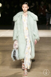 miu-miu-aw17-0039-c86429.thumb.jpg.19b42362a8a105a49b285a5878ddbbf4.jpg