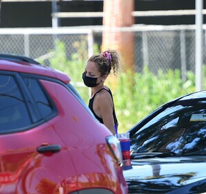 nicole-richie-out-in-los-angeles-05-25-2020-3.jpg