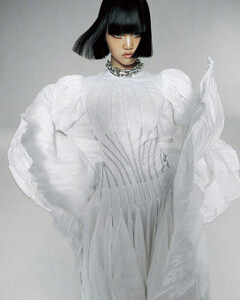 pan-haowen-vogue-china-june-2020-5.thumb.jpg.db916db1e4786bb8cf802bb75b247145.jpg