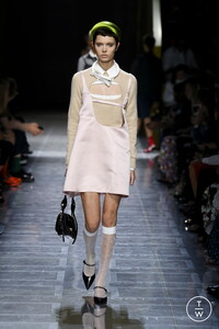 prada-donna-ss19-12-1ec5c2.thumb.jpg.6bdbdbf9645627bfcb5c75066bf5f72a.jpg
