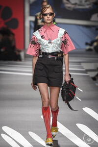 prada-ss18-0030-7326b9.thumb.jpg.f391204bc815554e373193a9b0fb87c7.jpg