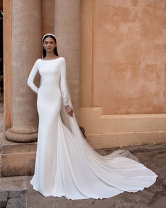 pronovias_95367677_321791625464884_4216120995203063933_n.jpg