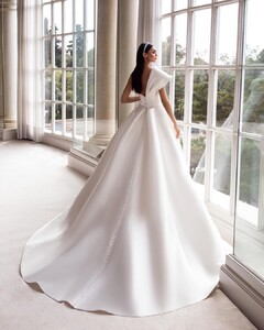 pronovias_97056678_807041243158678_6893886010525277633_n.jpg