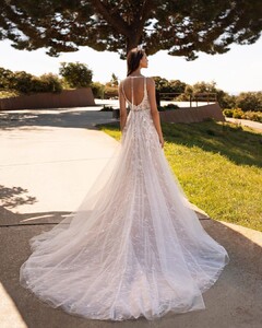 pronovias_97257609_244616070189448_195705833425457875_n.jpg