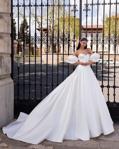 pronovias_98308969_2954918604590774_8671211348127774599_n.jpg