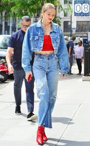 rs_634x1024-171006170135-634.Gig-Hadid-30-Days-Denim.jl.100716.jpg