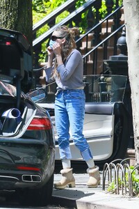 sarah-jessica-parker-street-style-heading-to-the-hamptons-in-ny-05-02-2020-4.jpg