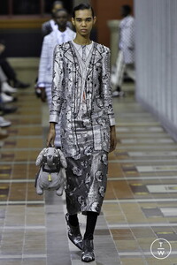 thom-browne-aw19-0050-596017.thumb.jpg.a287c68c2ab531ff39e5ca46425a1edc.jpg
