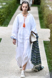 tory-burch-ss19-0050-e88903.thumb.jpg.31a3e0da055e3de6a52a5ce23fcec7ec.jpg