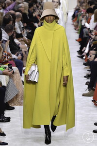 valentino-aw19-0012-85f64a.thumb.jpg.bb1a70b13619e33f5f123b3d46d1baf5.jpg