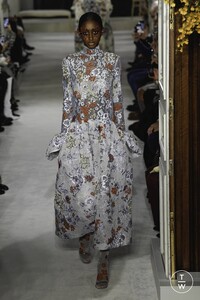 valentino-css19-0030-b8abb1.thumb.jpg.b3660dfad96004523d6ca0ce9165595a.jpg
