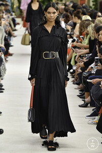 valentino-ss19-0030-237c3d.thumb.jpg.2ec8fa573b4b64478171d82b98a0be9a.jpg