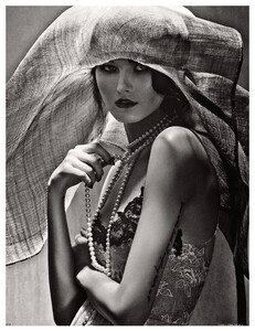 vogue-germany-02-2014_katlin-aas_(8).thumb.jpg.34161120a25a2c3d2d8cbf75a1aeec17.jpg