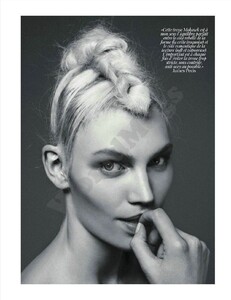 vogue-paris-feb-2012-beauty__(3).thumb.jpg.069495f41823beced120ee643254885e.jpg