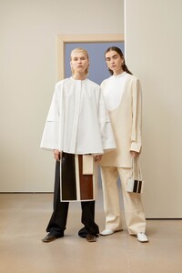 00002-jil-sander-milan-pre-fall-19.thumb.jpg.7e51df8950e658b93e49426eff00bbee.jpg