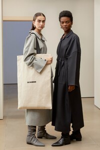 00004-jil-sander-milan-pre-fall-19.thumb.jpg.2c8d8f282df7b3459edd96766afc22a8.jpg