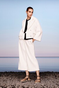 00005-Chanel-Resort-2021.thumb.jpg.9d79d0fdd43b9864843505fa6ca45692.jpg