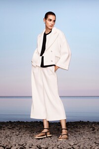 00005-Chanel-Resort-2021.thumb.jpg.9d79d0fdd43b9864843505fa6ca45692.jpg