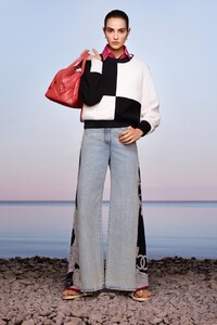 00006-Chanel-Resort-2021.thumb.jpg.84aa1be1b7f3c3ac69d93876a9a35e4b.jpg