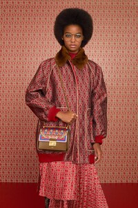 00006-fendi-milan-pre-fall-19.thumb.jpg.729e1dc98b8e66b91946ec60d4d9231c.jpg