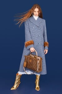 00010-fendi-london-vogue-resort-2019-pr.thumb.jpg.521a23dfdebdaec83187245644dddef1.jpg