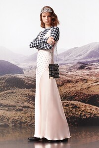 00012-Paco-Rabanne-Pre-Fall-19-credit-Theo-Sion.thumb.jpg.b2ee6ce338d6d928a3725f6f3661d82d.jpg