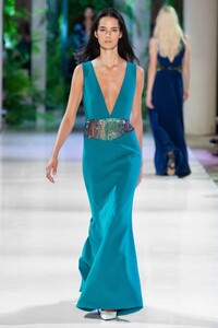 00014-Azzaro-Couture-Fall-2018-Vogue-pr.thumb.jpg.05488607c5e8367bf832454084dcbf44.jpg