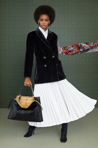 00017-fendi-milan-pre-fall-19.thumb.jpg.fc6f0c2e7a410e250ee51a8fe57aff53.jpg