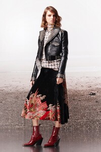 00019-Paco-Rabanne-Pre-Fall-19-credit-Theo-Sion.thumb.jpg.53e3eb09a7a01cc1fa81d2de66e86911.jpg