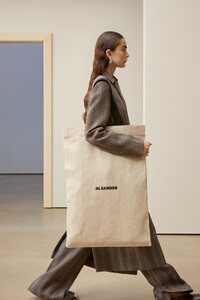 00019-jil-sander-milan-pre-fall-19.thumb.jpg.048fde0fdf2ec5b121ffa59006a60320.jpg