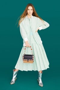 00036-fendi-london-vogue-resort-2019-pr.thumb.jpg.5946548ae19feb814c4d4eda2b75d675.jpg