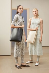 00036-jil-sander-milan-pre-fall-19.thumb.jpg.4241bb20960996691df405fb43e2c86d.jpg