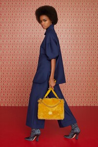 00041-fendi-milan-pre-fall-19.thumb.jpg.435cbd746d3cca2c1f6739434bd80e3a.jpg