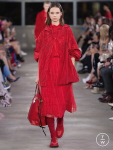 009-valentino-pre-fall-19-5450ac.thumb.jpg.cbc22de877838de5f3f3924d04e766cb.jpg