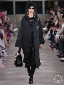 062-valentino-pre-fall-19-a6dec3.thumb.jpg.cf824af5160d7c0829ea4b34a04f60f3.jpg