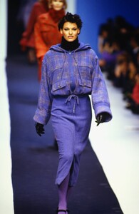 1018112096_karl-lagerfeld-fw-1992(6).thumb.jpg.c9c7b887c3978c488d205d956b830307.jpg