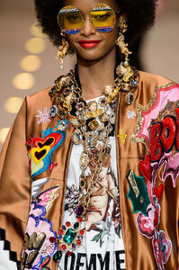 1022028679_DolceGabbanaFall2018DetailsASwf7CnJ0p4x.thumb.jpg.e51e22abac6d835bbdea5dcadf6759e5.jpg