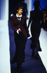 1026218331_karl-lagerfeld-fw-1992(15).thumb.jpg.fd46194925a380a1924520506ce1852c.jpg