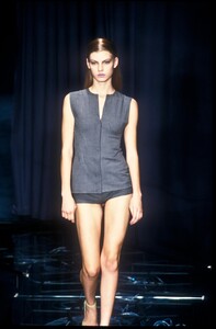 1044565771_Versace1998WomenRTW75.thumb.jpg.40200e616f0a63913007359178dcffac.jpg