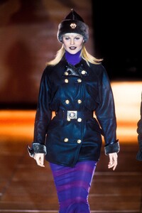 1056523583_Versace1993WomenRTW15.thumb.jpg.ce2584fed0343a0b2c4baeaa981e4ef6.jpg