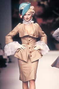 1066496579_VivienneWestwood1995WomenRTW2.thumb.jpg.101299f0e66641969e7012efdd5b68b0.jpg